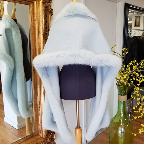 $1389 Cape with Real Fox & Rhinestones - Picture 4 of 6